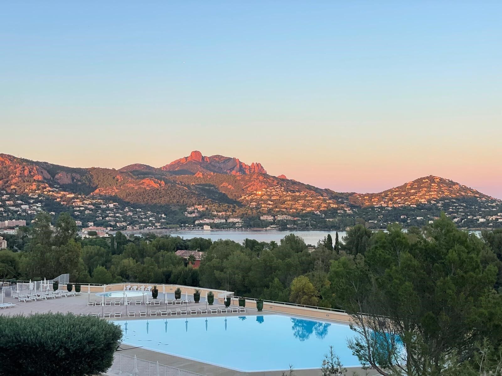 Utendørsbasseng og et oppvarmet basseng