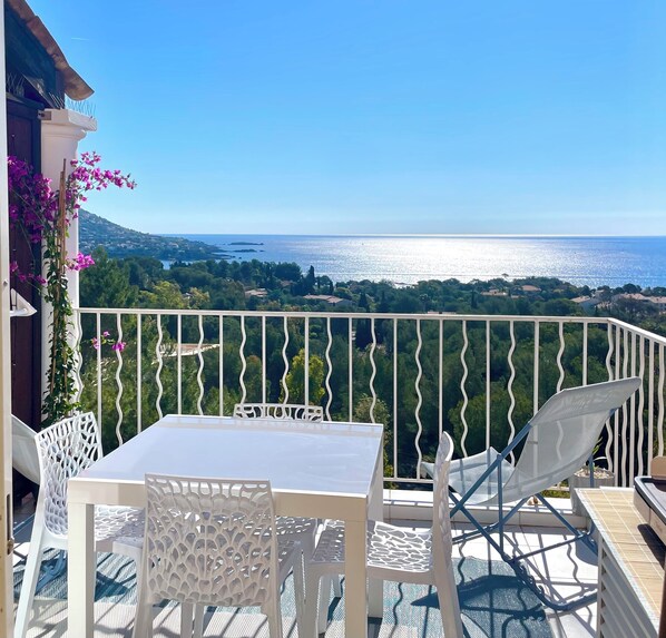 Outdoor dining - Appartement Vue Mer Imprenable - All comforts in an exceptional setting (Saint-Raphaël)