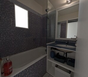 Haartrockner, Handtücher, Seife, Toilettenpapier