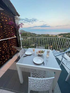 Outdoor dining - Appartement Vue Mer Imprenable - All comforts in an exceptional setting (Saint-Raphaël)