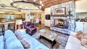 Smart TV, chimenea, libros, impresora