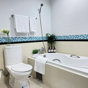 Dusche, Haartrockner, Bidet, Handtücher