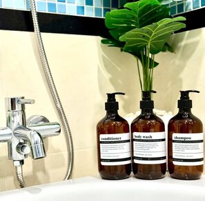 Douche, sèche-cheveux, bidet, serviettes fournies