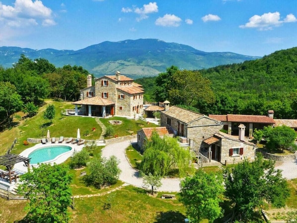 Villa | Pool | Outdoor pool - Villa Maccaroni Comfortable Holiday Residence (Cerovlje)