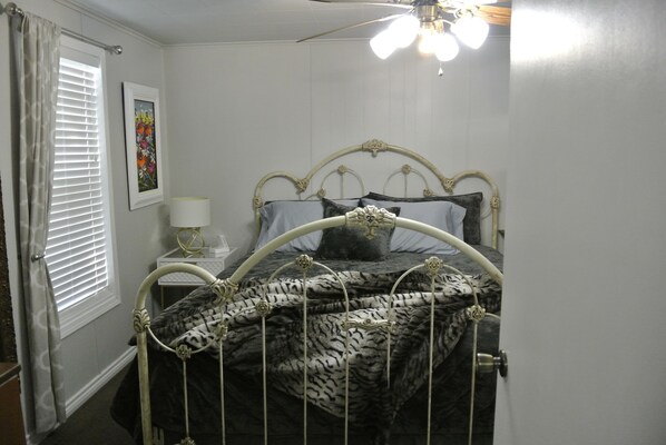 2 bedrooms, desk, iron/ironing board, free WiFi