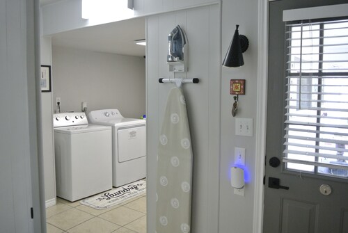 Charming 2-bedroom Craftsman in Vernon with AC, Wi-Fi and large back porch.