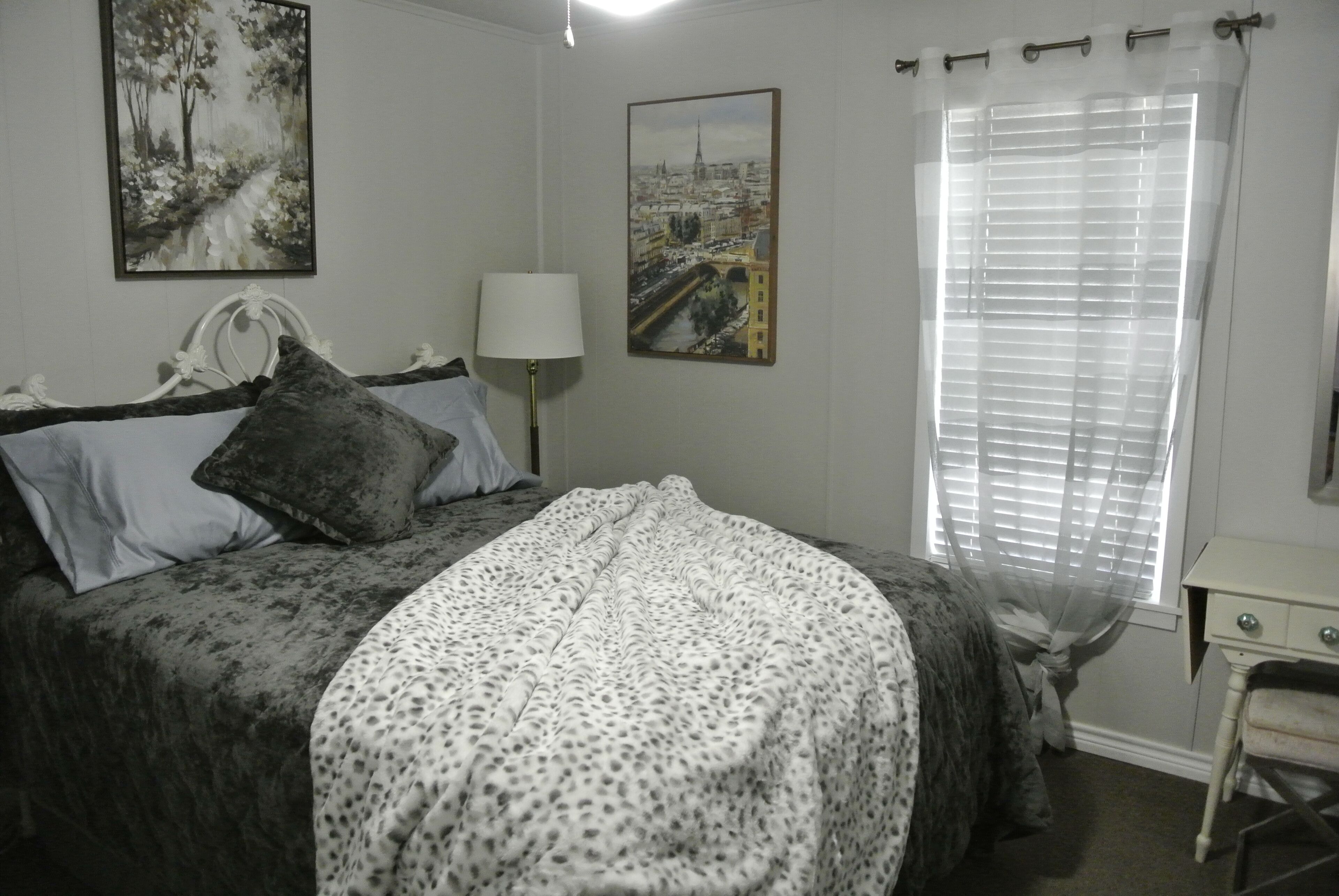 2 habitaciones, escritorio, tabla de planchar con plancha y wifi gratis 