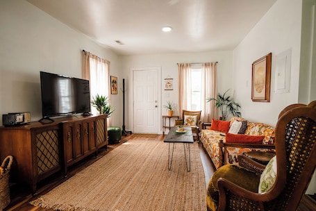 Smart TV, books. The Hunker Inn- Charming apartment in a historic building in Sinks Grove
