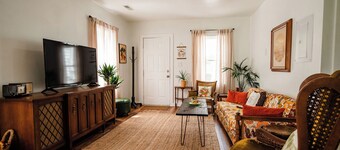 The Hunker Inn- Charming apartment in a historic building in Sinks Grove