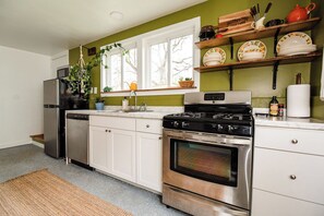 冰箱、微波炉、烤箱、炉灶