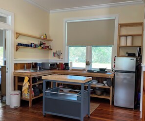 Microwave, cookware/dishes/utensils, paper towels