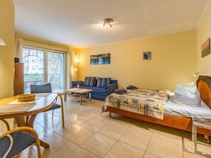 1 chambre, ameublement unique, fer et planche à repasser