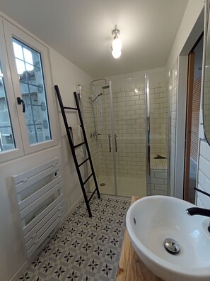 Douche, sèche-cheveux