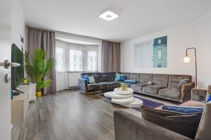 Smart-tv, een open haard, boeken en een computerscherm