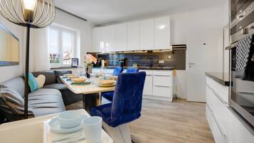 Réfrigérateur, micro-ondes, four, plaque de cuisson