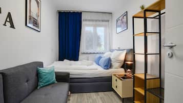 3 chambres, bureau, fer et planche Ă repasser, lit parapluie