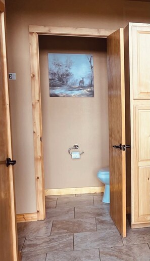 Douche, sĂšche-cheveux, serviettes fournies, savon
