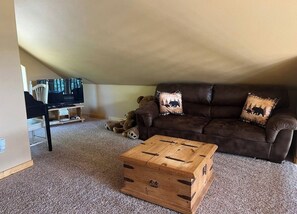 Smart TV, chimenea, reproductor de DVD y futbolito 