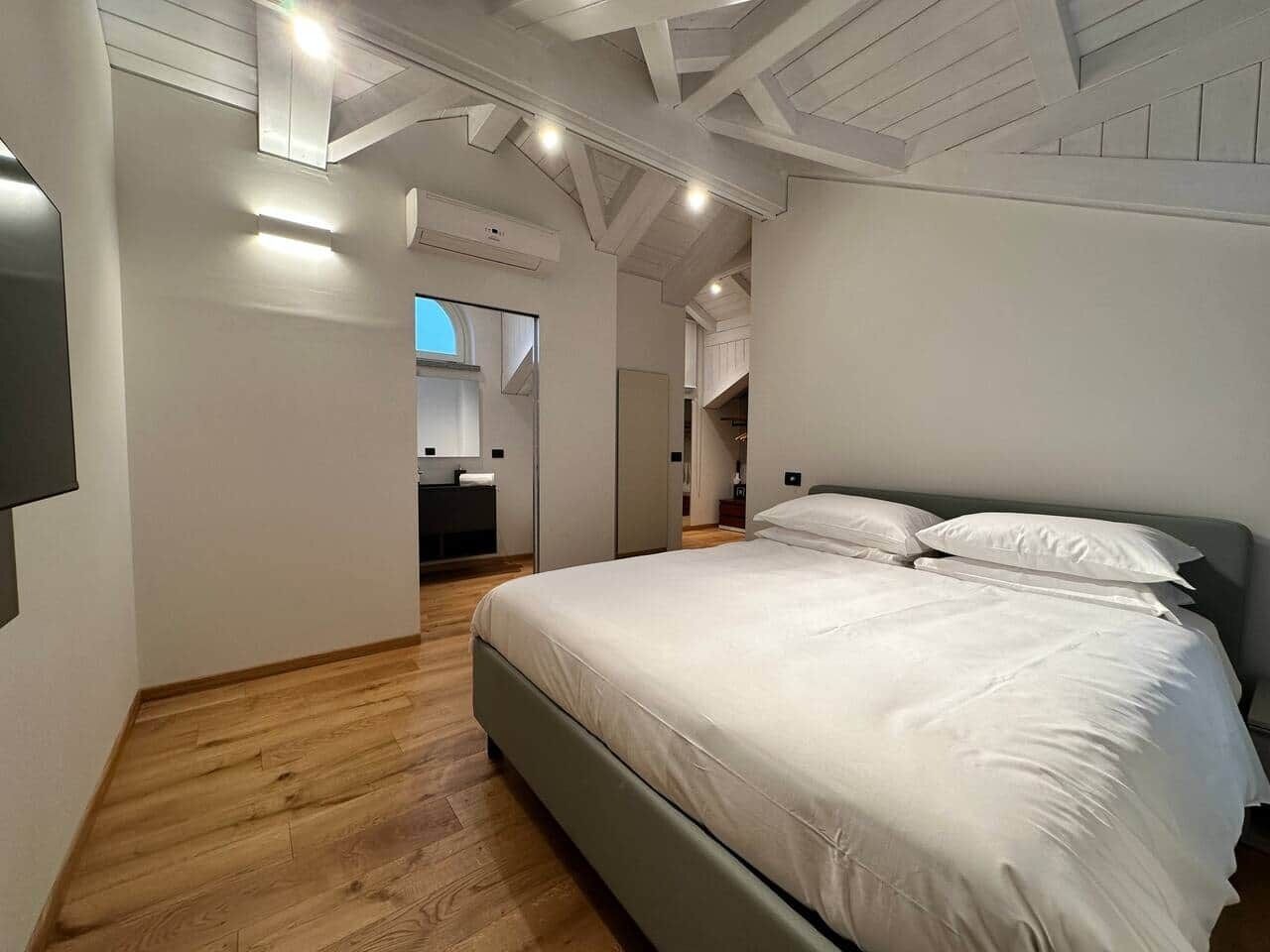 2 quartos, cofres nos quartos, ferros/tábuas de passar roupa