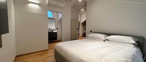 2 bedrooms, in-room safe, iron/ironing board, free WiFi