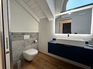 Regadera, secadora de cabello, bidet, toallas 