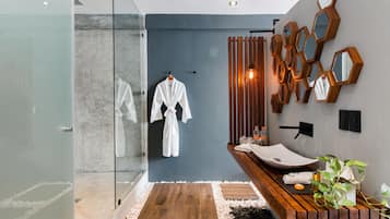 Douche, douche à « effet pluie », articles de toilette gratuits