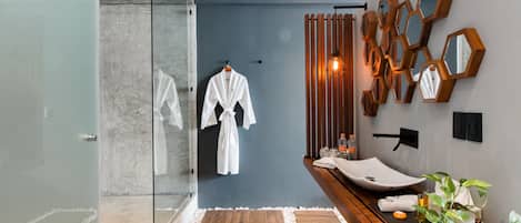 Shower, rainfall showerhead, free toiletries, hair dryer