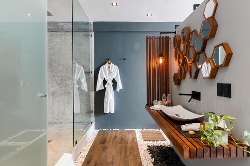 Leaf Boutique Condos