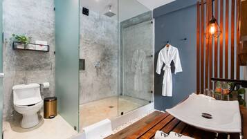 Shower, rainfall showerhead, free toiletries, hair dryer