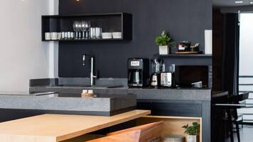 Microondas, placa de cocina, cafetera/tetera, tetera/pava eléctrica