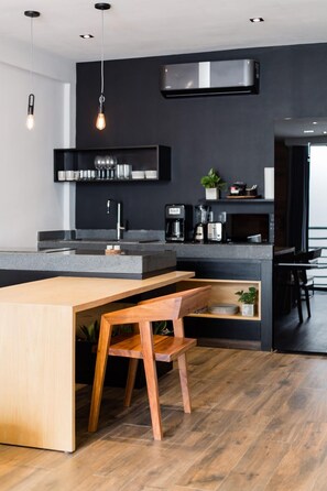 Mikrowelle, Herdplatte, Wasserkocher mit Kaffee-/Teezubehör