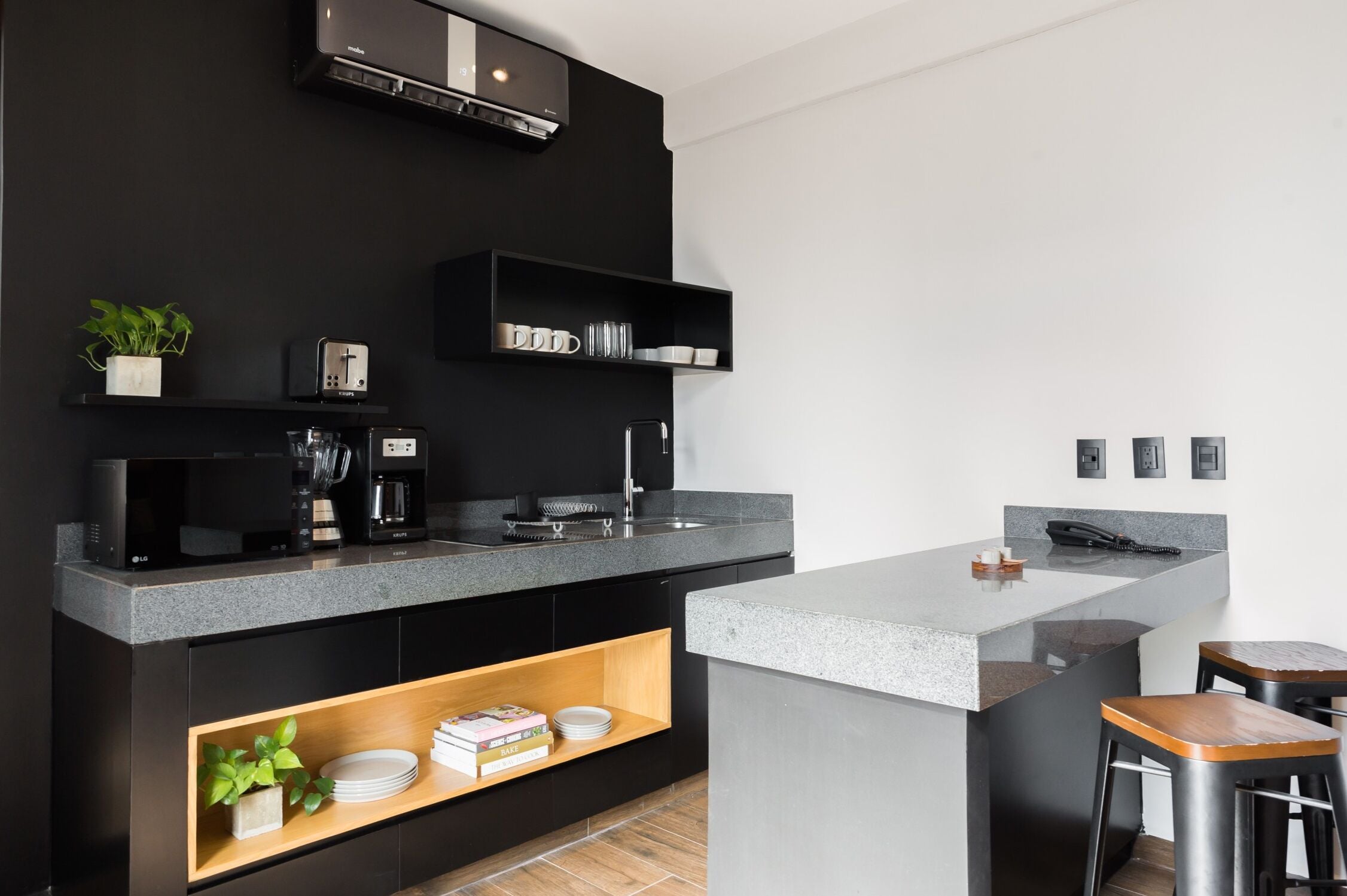 Estúdio luxo, sacada, vista para a cidade | Cozinha privada | Micro-ondas, cooktop, cafeteira/chaleira, chaleira elétrica