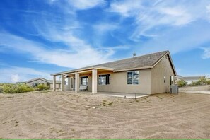Exterior - Modern marble beauty with easy access to hiking, UTV, and mountain bike trails (Scottsdale)