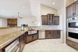 Fridge, microwave, oven, stovetop - Modern marble beauty with easy access to hiking, UTV, and mountain bike trails (Scottsdale)