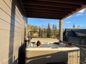 Outdoor spa tub - New chalet near skiing, hiking, fishing w/private hot tub, and mountain views (Fraser)