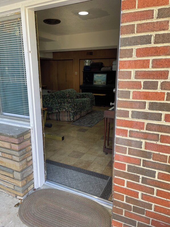 Interior - Two Double Beds, Bathroom, Shower, Fridge, MW, TV, Wifi - 64. (Silver Spring)