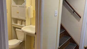 Dusche, HandtĂŒcher, Seife, Toilettenpapier