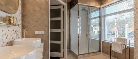 Suite | Bathroom