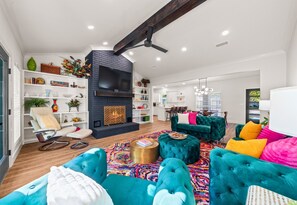 TV connectée, cheminée, livres