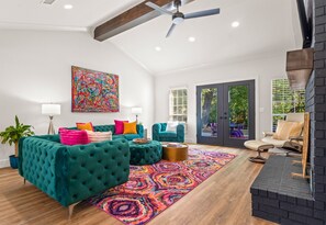 TV connectée, cheminée, livres