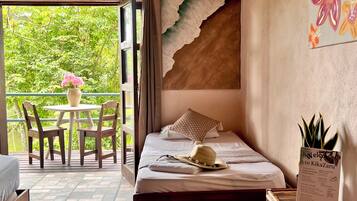 Phòng 4 tiện nghi đơn giản | Bàn, khu vực làm việc phù hợp cho laptop, phòng cách âm