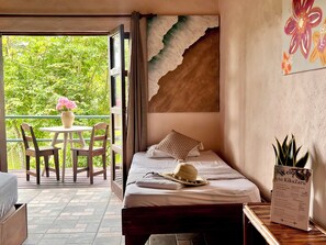 Kamar Quadruple Comfort | Meja kerja, ruang kerja ramah laptop, kedap suara, dan Wi-Fi gratis