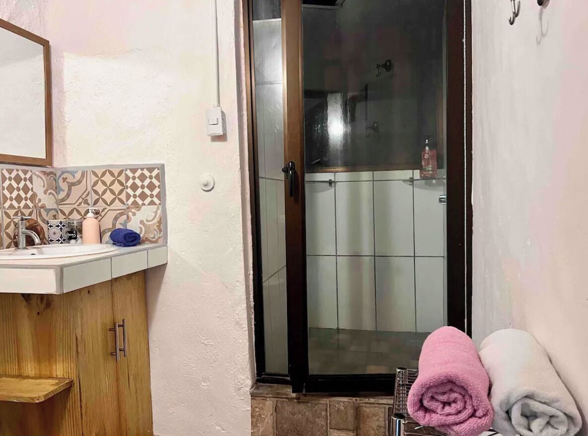 Phòng đôi tiện nghi đơn giản | Bàn, khu vực làm việc phù hợp cho laptop, phòng cách âm 