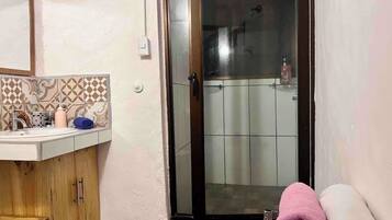 Phòng đôi tiện nghi đơn giản | Bàn, khu vực làm việc phù hợp cho laptop, phòng cách âm