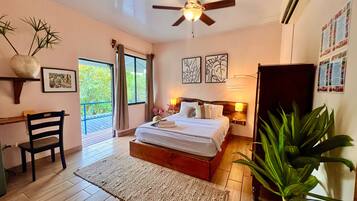 Comfort-huone | Työpöytä, kannettavalle tietokoneelle sopiva työtila, äänieristys