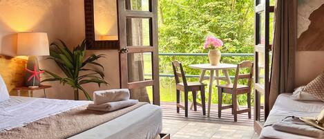 Comfort Studio Suite | Meja, ruang kerja komputer riba, kalis bunyi, Wi-fi percuma