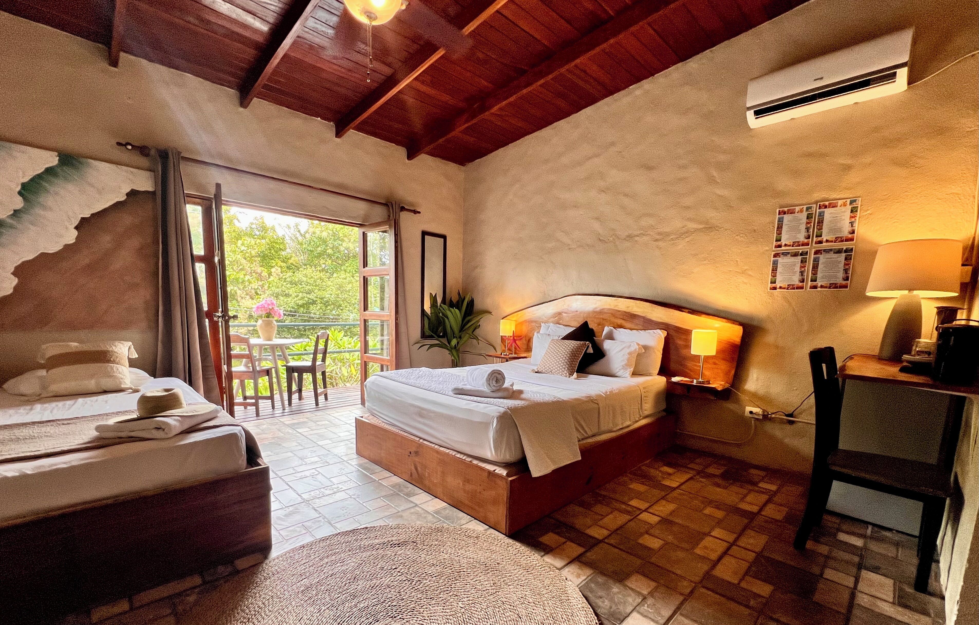 Escritorio y espacio para trabajar con laptop 