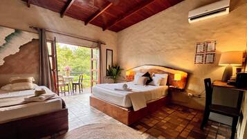 Neljän hengen comfort-huone | Työpöytä, kannettavalle tietokoneelle sopiva työtila, äänieristys