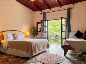 Comfort-Vierbettzimmer | 1 Schlafzimmer, Schreibtisch, laptopgeeigneter Arbeitsplatz