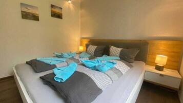 3 kamar tidur dan dilengkapi dengan perabotan berbeda-beda